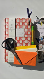 Pomarańczowy notes Tulip, nożyczki i materiały do art journalingu